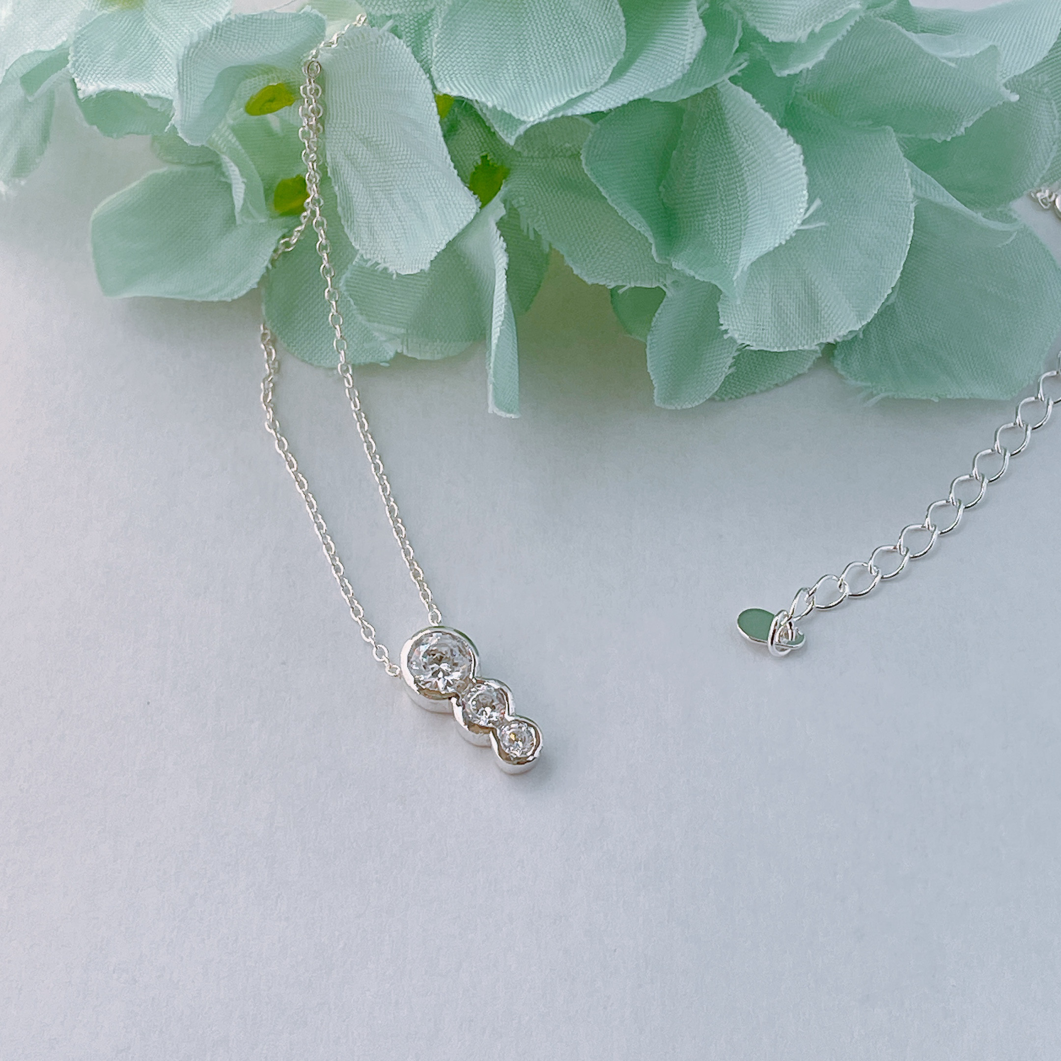 キュービックジルコニアが3個並んだペンダント