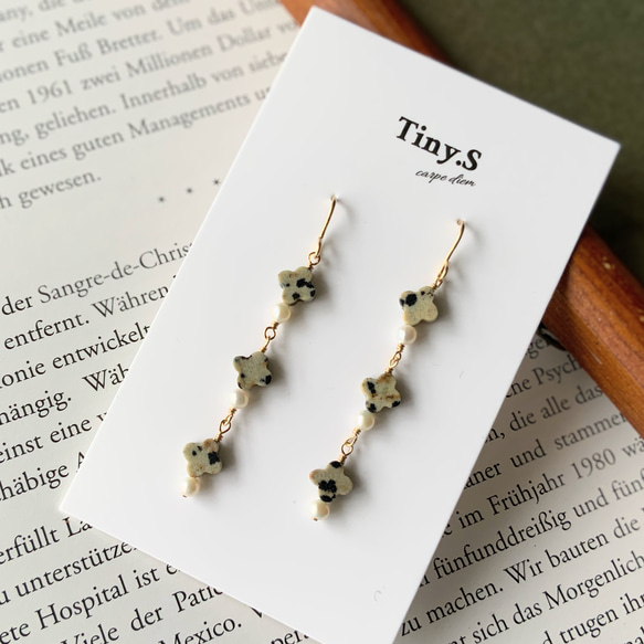 さりげないアニマル柄✴︎ダルメシアンジャスパー&淡水パール✴︎All 14Kgfピアス 1枚目の画像