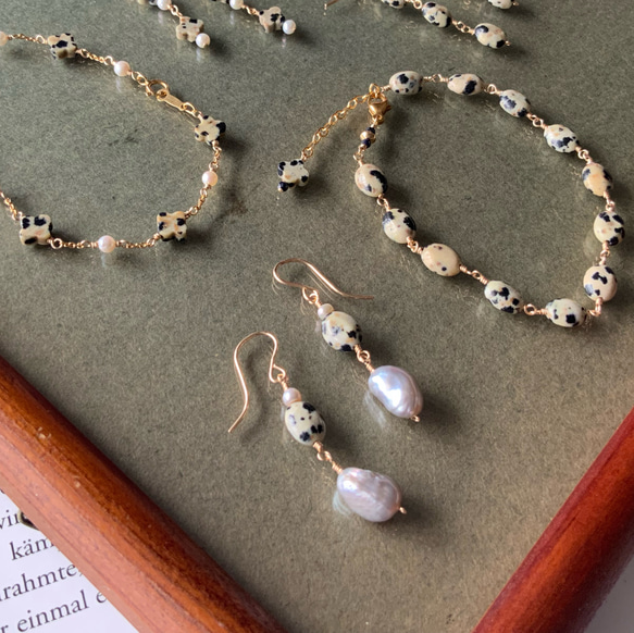 大人可愛い✴︎ダルメシアンジャスパー&淡水パール✴︎All 14Kgfピアス 3枚目の画像