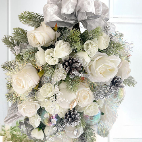 ホワイトローズのラグジュアリークリスマスリース (L)上品な冬の