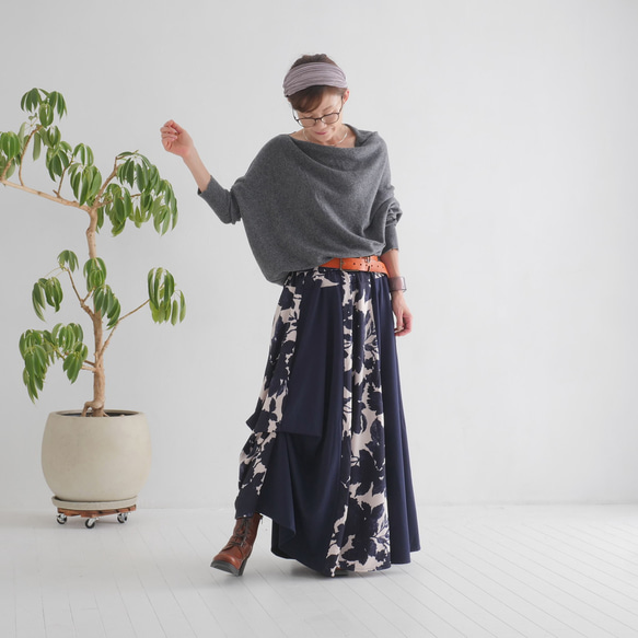 輕盈保暖的天然材質 * 羊絨 * 柔軟不對稱上衣 * 優雅廓形，適合成人休閒穿著 * 灰色 第5張的照片