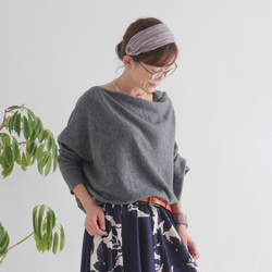 輕盈保暖的天然材質 * 羊絨 * 柔軟不對稱上衣 * 優雅廓形，適合成人休閒穿著 * 灰色 第3張的照片