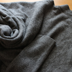 輕盈保暖的天然材質 * 羊絨 * 柔軟不對稱上衣 * 優雅廓形，適合成人休閒穿著 * 灰色 第7張的照片