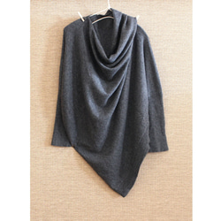 輕盈保暖的天然材質 * 羊絨 * 柔軟不對稱上衣 * 優雅廓形，適合成人休閒穿著 * 灰色 第6張的照片