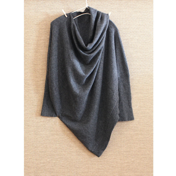 輕盈保暖的天然材質 * 羊絨 * 柔軟不對稱上衣 * 優雅廓形，適合成人休閒穿著 * 灰色 第6張的照片