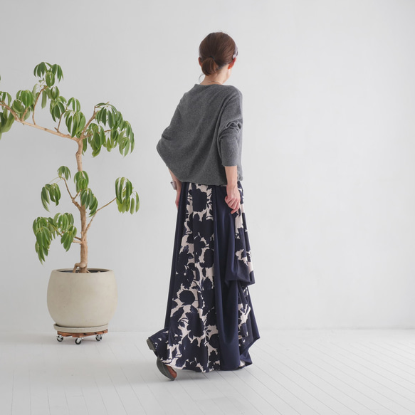 輕盈保暖的天然材質 * 羊絨 * 柔軟不對稱上衣 * 優雅廓形，適合成人休閒穿著 * 灰色 第4張的照片