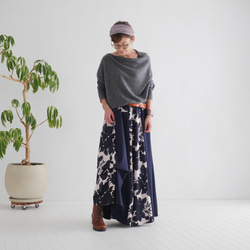 輕盈保暖的天然材質 * 羊絨 * 柔軟不對稱上衣 * 優雅廓形，適合成人休閒穿著 * 灰色 第2張的照片