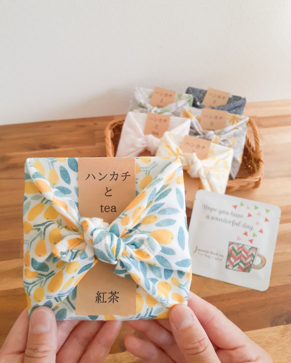 紅茶とハンカチのプチギフト 贈り物 ギフト プレゼント 退職 手土産 お礼 感謝 お祝い 1枚目の画像