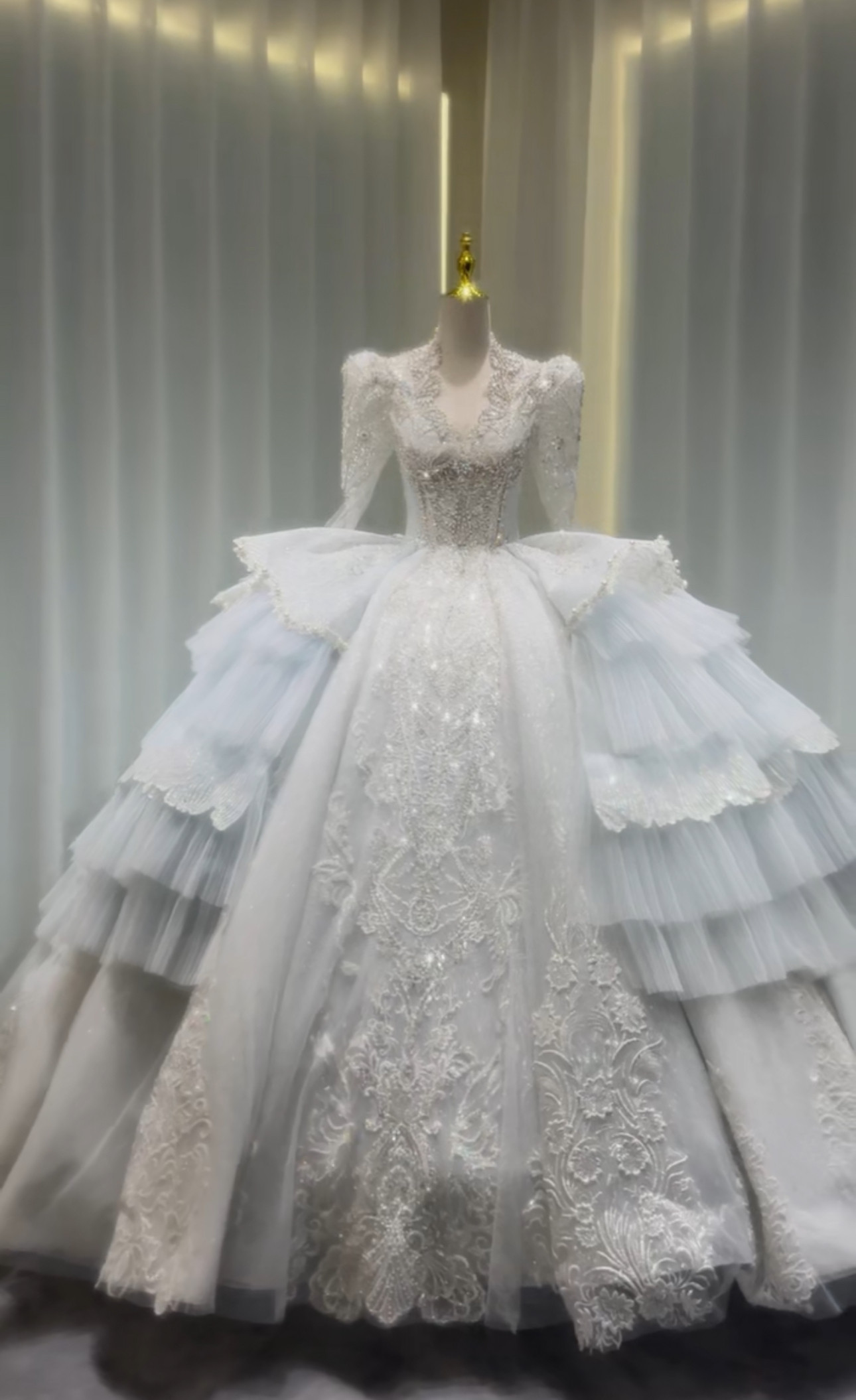 高評価続々　アンティークなドレス　多層チュール　淡いブルー　ウェディングドレス　vネック　プリンセス　サイズオーダー花嫁