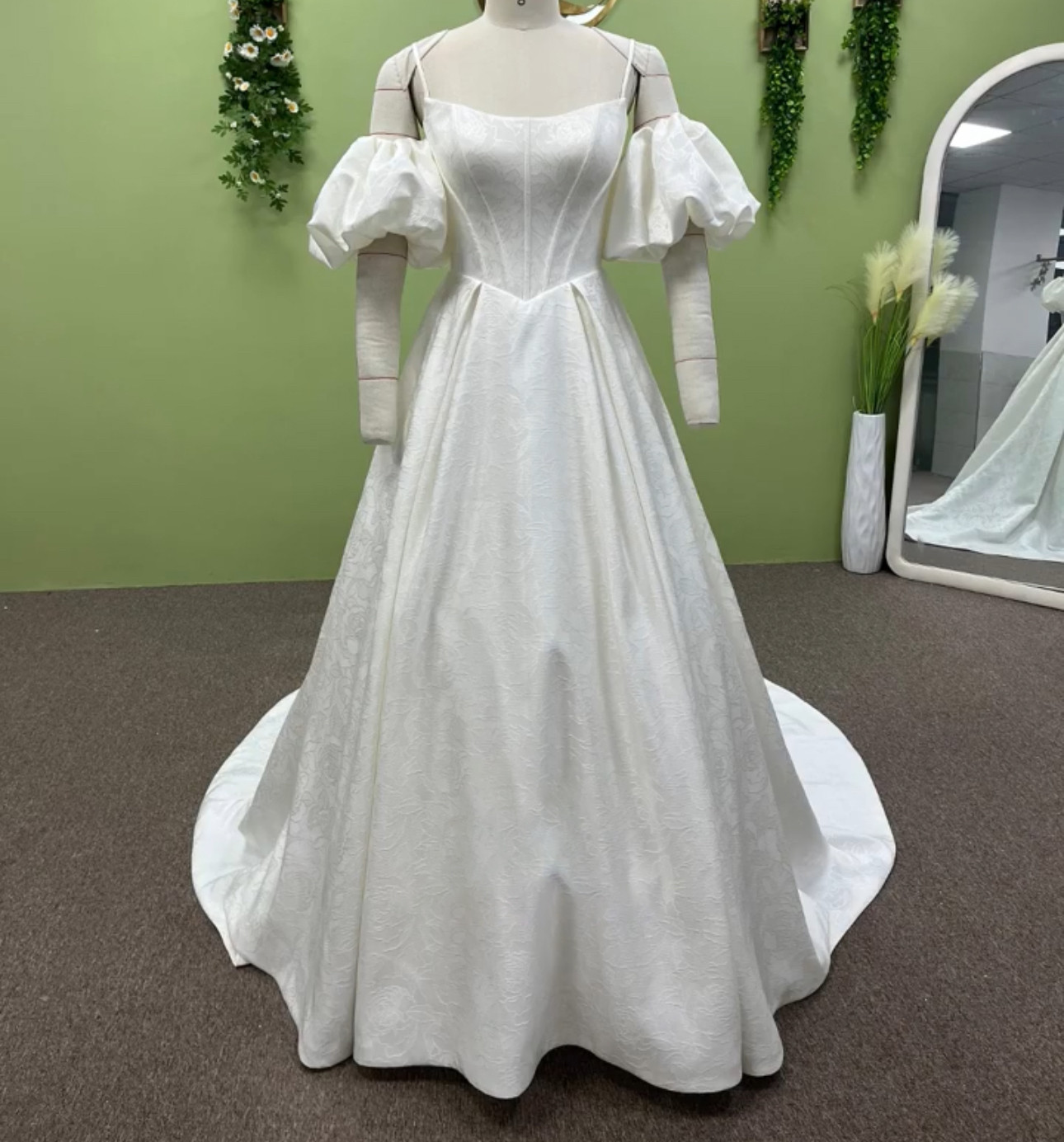 素材感が際立つ美しい　フランス花レース　ジャカード織り　オフショルダー　パフスリーブ　白　二の腕カバー　ウェディング挙式