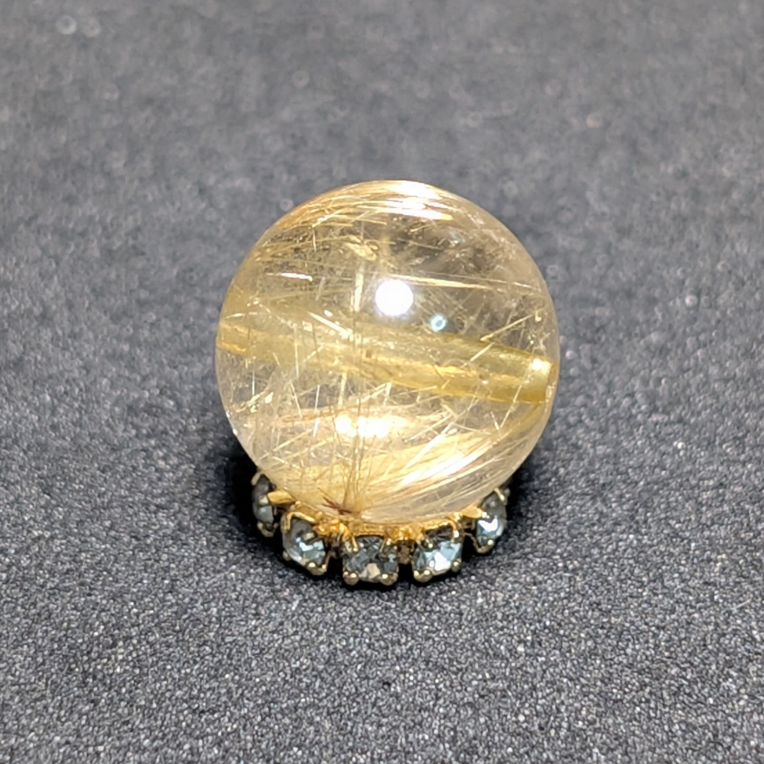 【繊細かつ大胆】ゴールド タイチンルチル 10ミリ 虹入り金針水晶 1粒売り 貫通穴あり お守り効果 天然石 ギフト