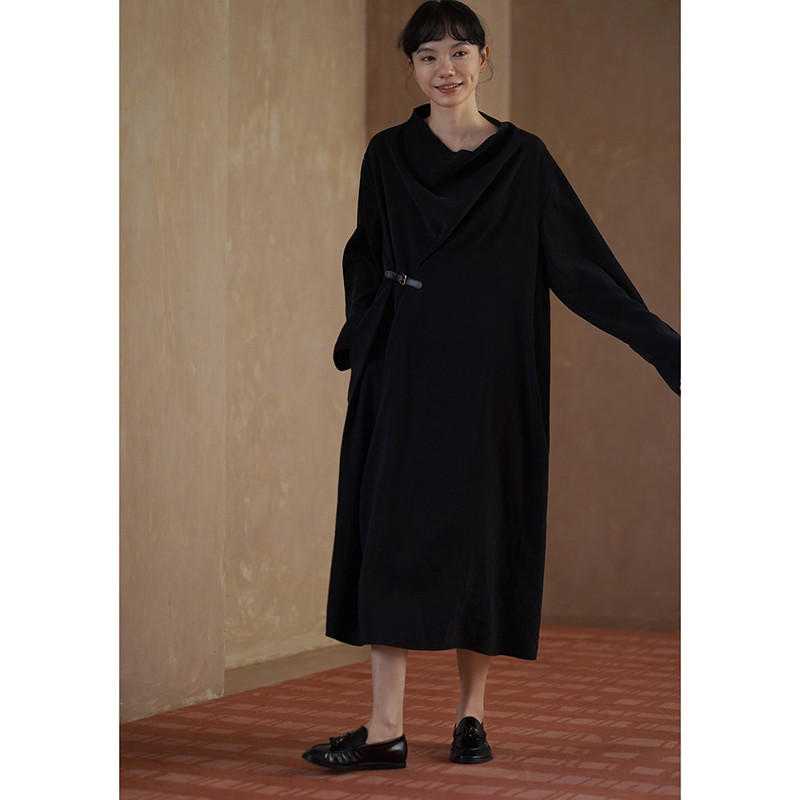 ドレープの美しいネックラインと、こだわりのレザーループがワンポイントのロングワンピース。#788