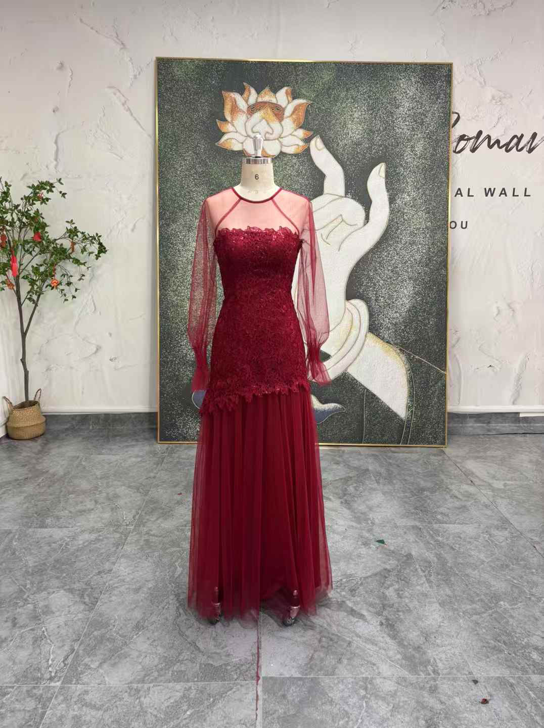 イリュージョンネック　赤レッド　パフスリーブ長袖　シースルー袖　タイトスカート　リーフ刺繍レース　エレガントカラードレス