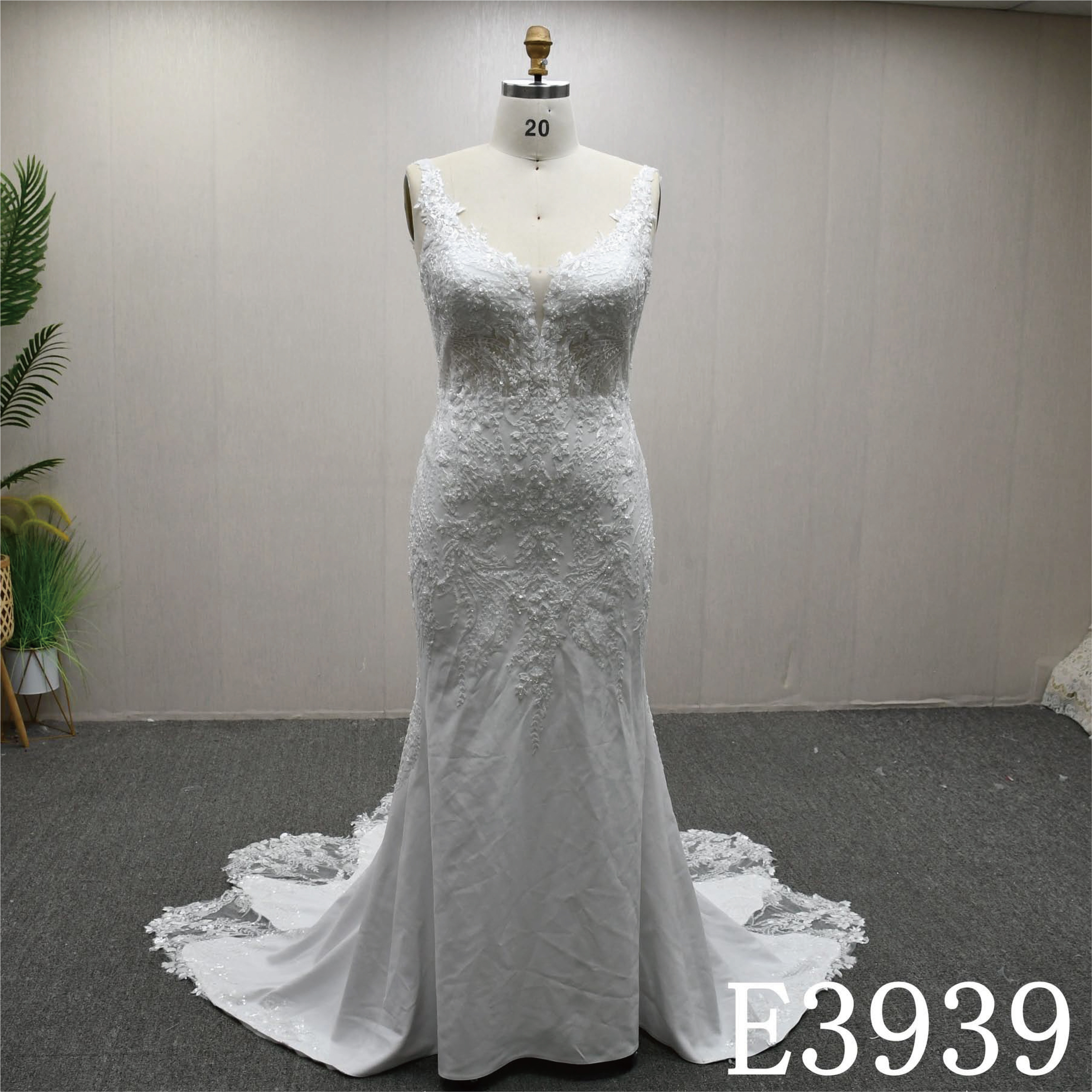 純粋な美しさ　マーメイドドレス　高品質フランスレース刺繍　華やかなフラワー形のトレーン　ウェディングドレスサテン結婚式