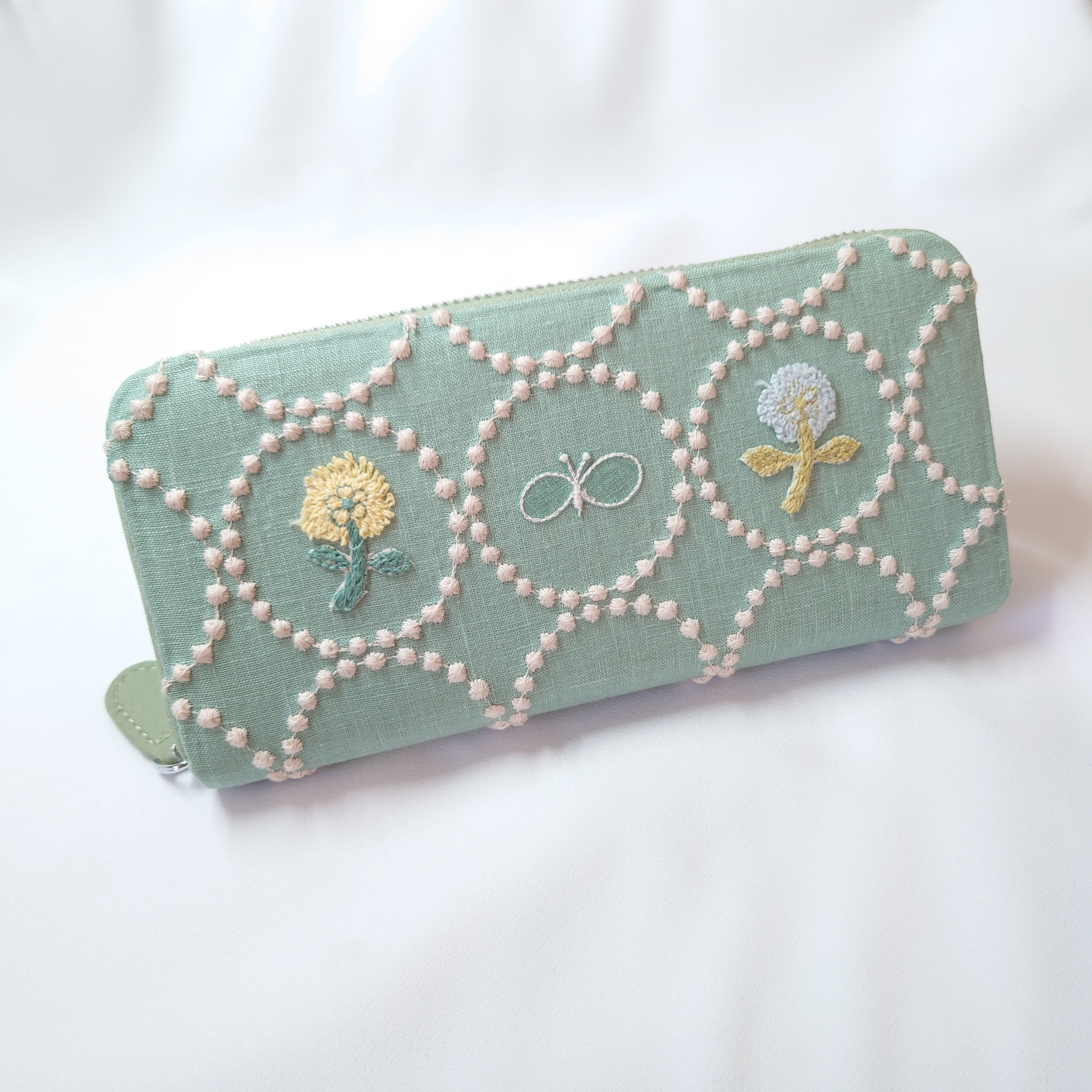 【受注製作】刺繍3つ ライトグリーン×ライトベージュ タンバリン 本革長財布 ミナペルホネン