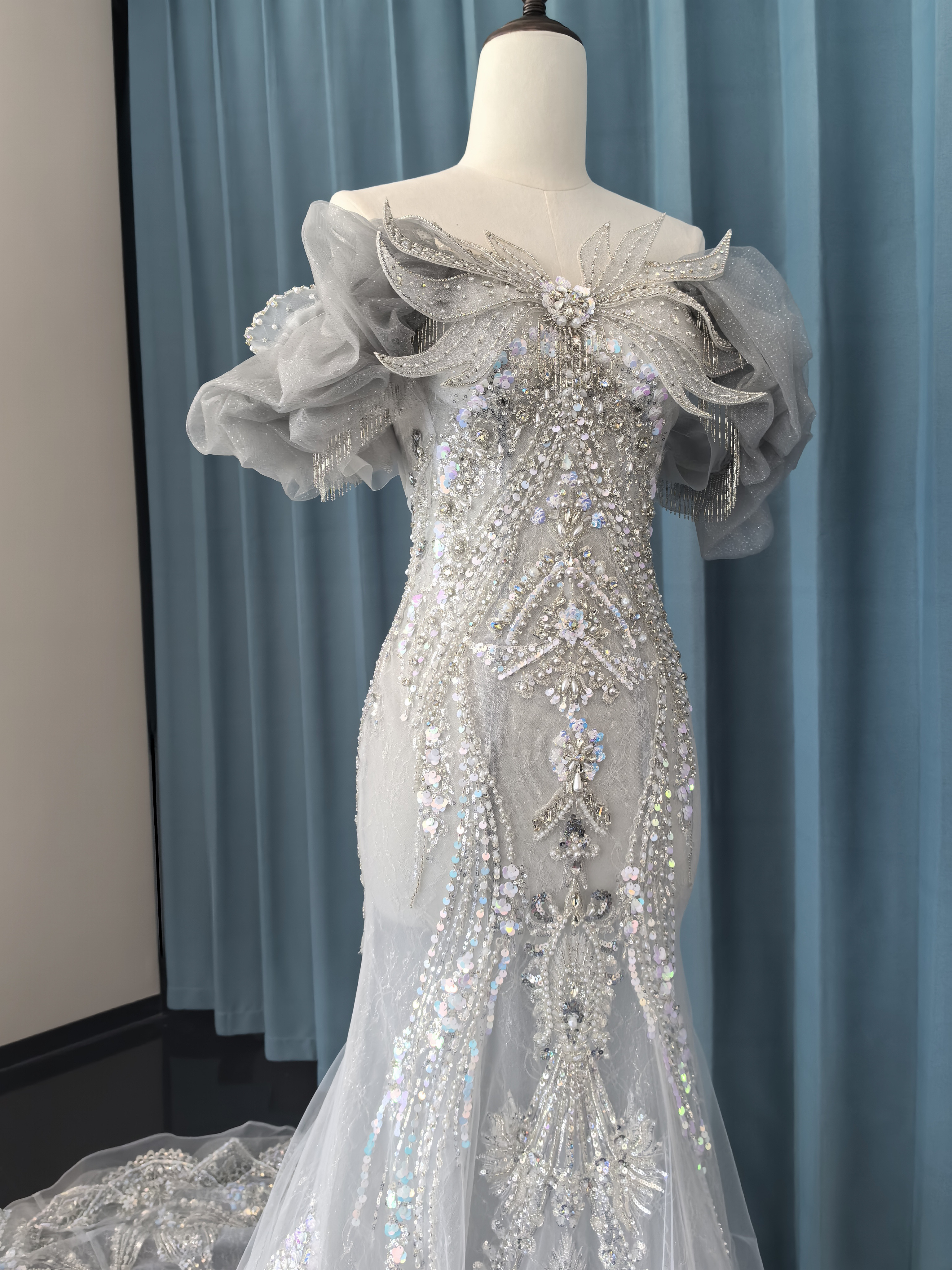 豪華なスタイル キラキラ ゴージャス立体花レース ウェディングドレス ロングトレイン マレージュタイプ 花嫁K22