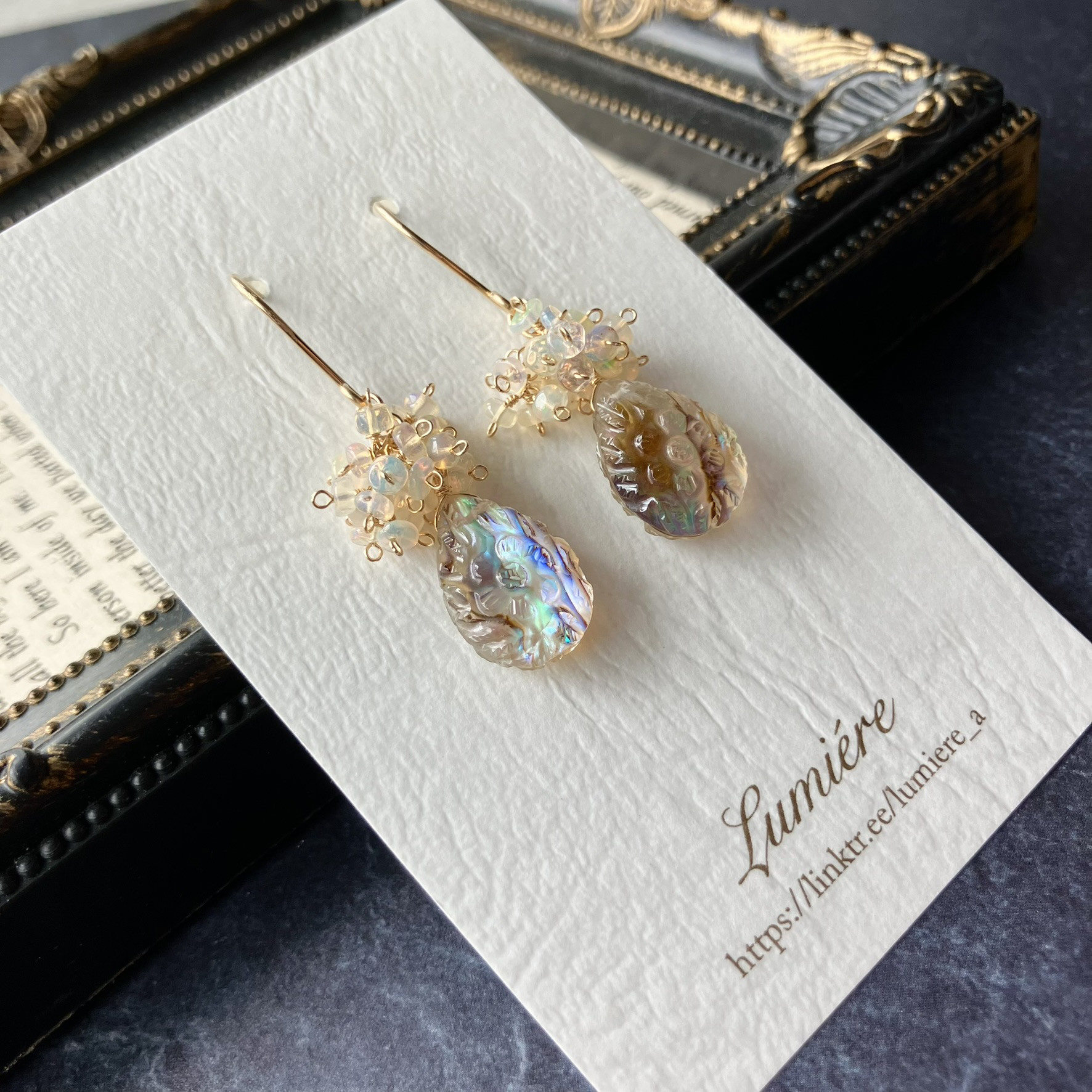 14kgf＊マザーオブパール×クリスタルフラワーカービング&オパールのピアス