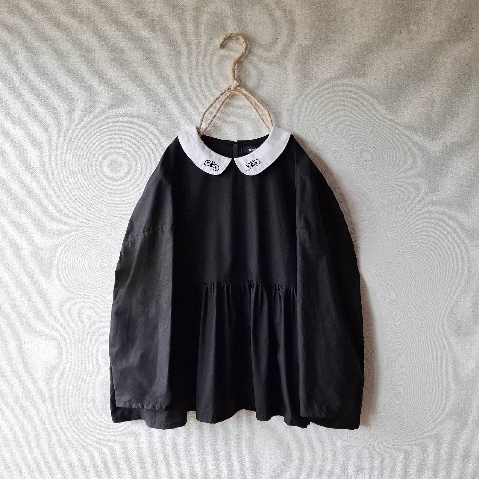 蝶々の丸襟ブラウス