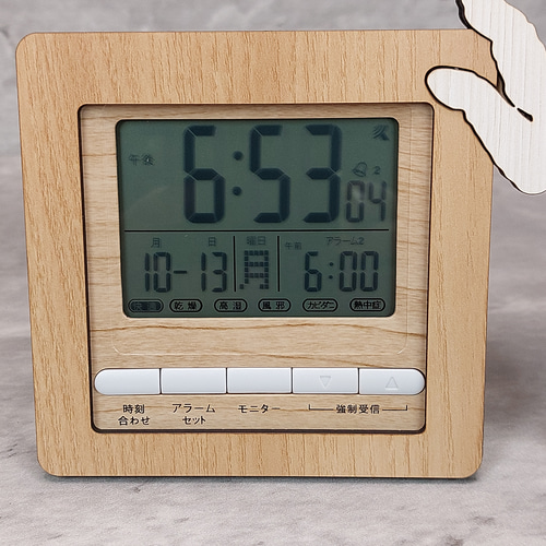 【電波時計】他犬種可　2匹のワンちゃんが寄り添う電波デジタル時計 柴犬　赤と黒 電波時計】ワンちゃんが寄り添う電波デジタル時計 ― トイプードル 白