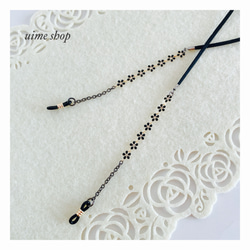 【軽量約4ｇ】ブラック色の小さなお花の大人可愛くシンプルデザインのメガネチェーン グラスコード 2枚目の画像