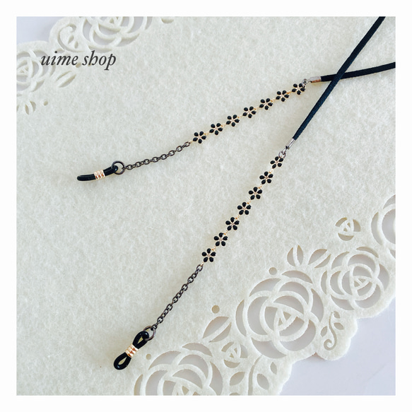 【軽量約4ｇ】ブラック色の小さなお花の大人可愛くシンプルデザインのメガネチェーン グラスコード 2枚目の画像