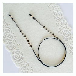 【軽量約4ｇ】ブラック色の小さなお花の大人可愛くシンプルデザインのメガネチェーン グラスコード 5枚目の画像