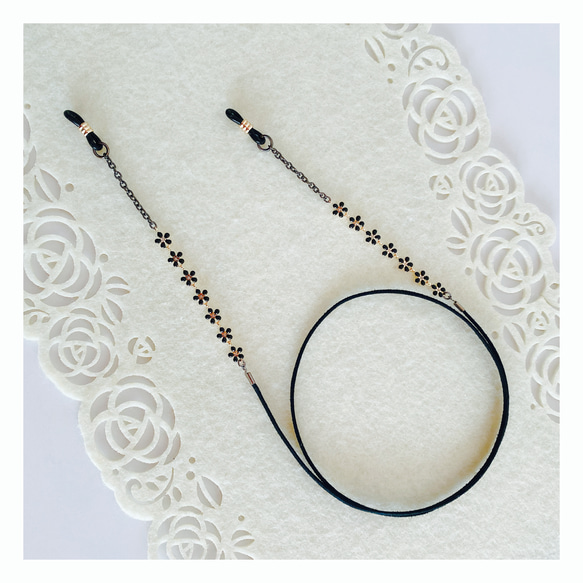 【軽量約4ｇ】ブラック色の小さなお花の大人可愛くシンプルデザインのメガネチェーン グラスコード 5枚目の画像