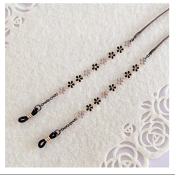 【軽量約4ｇ】ブラック色の小さなお花の大人可愛くシンプルデザインのメガネチェーン グラスコード 10枚目の画像