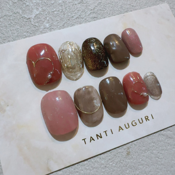 ハート ネイルチップ 大人っぽい ベリーショート 短め 濃い赤 ハートマーク ハートアート 茶色系 小さめ 付け爪 赤 2枚目の画像