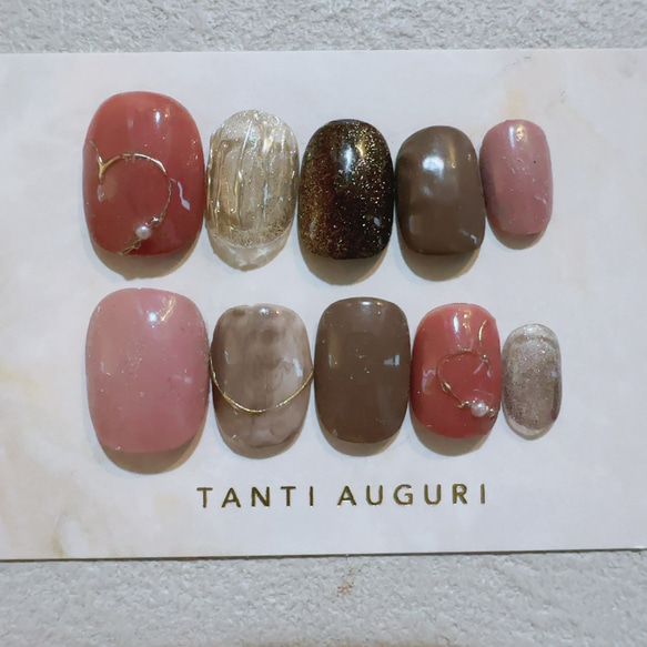 ハート ネイルチップ 大人っぽい ベリーショート 短め 濃い赤 ハートマーク ハートアート 茶色系 小さめ 付け爪 赤 1枚目の画像