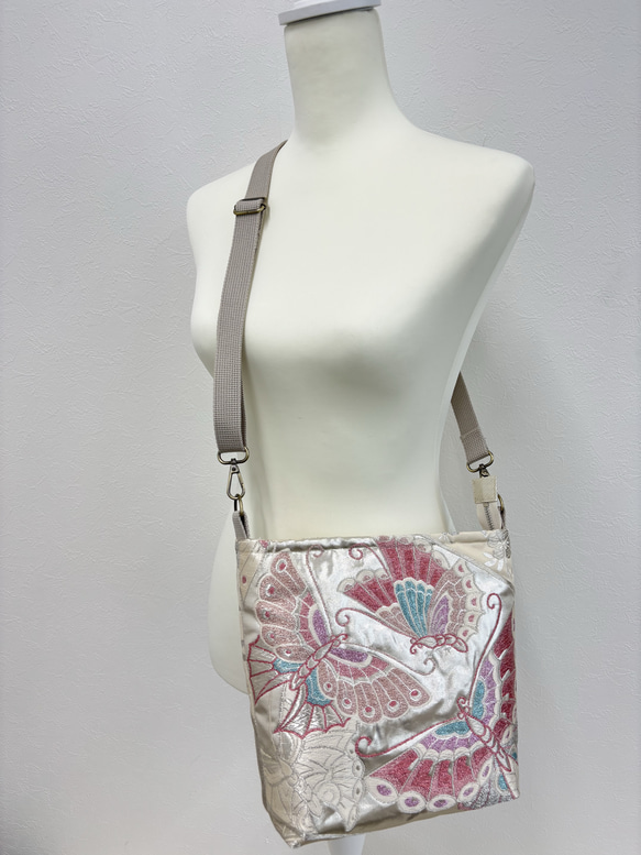 再販　袋帯　帯リメイクバッグ　ボディバッグ　蝶々　プラチナ 再販袋帯帯リメイクバッグボディバッグ蝶々プラチナ