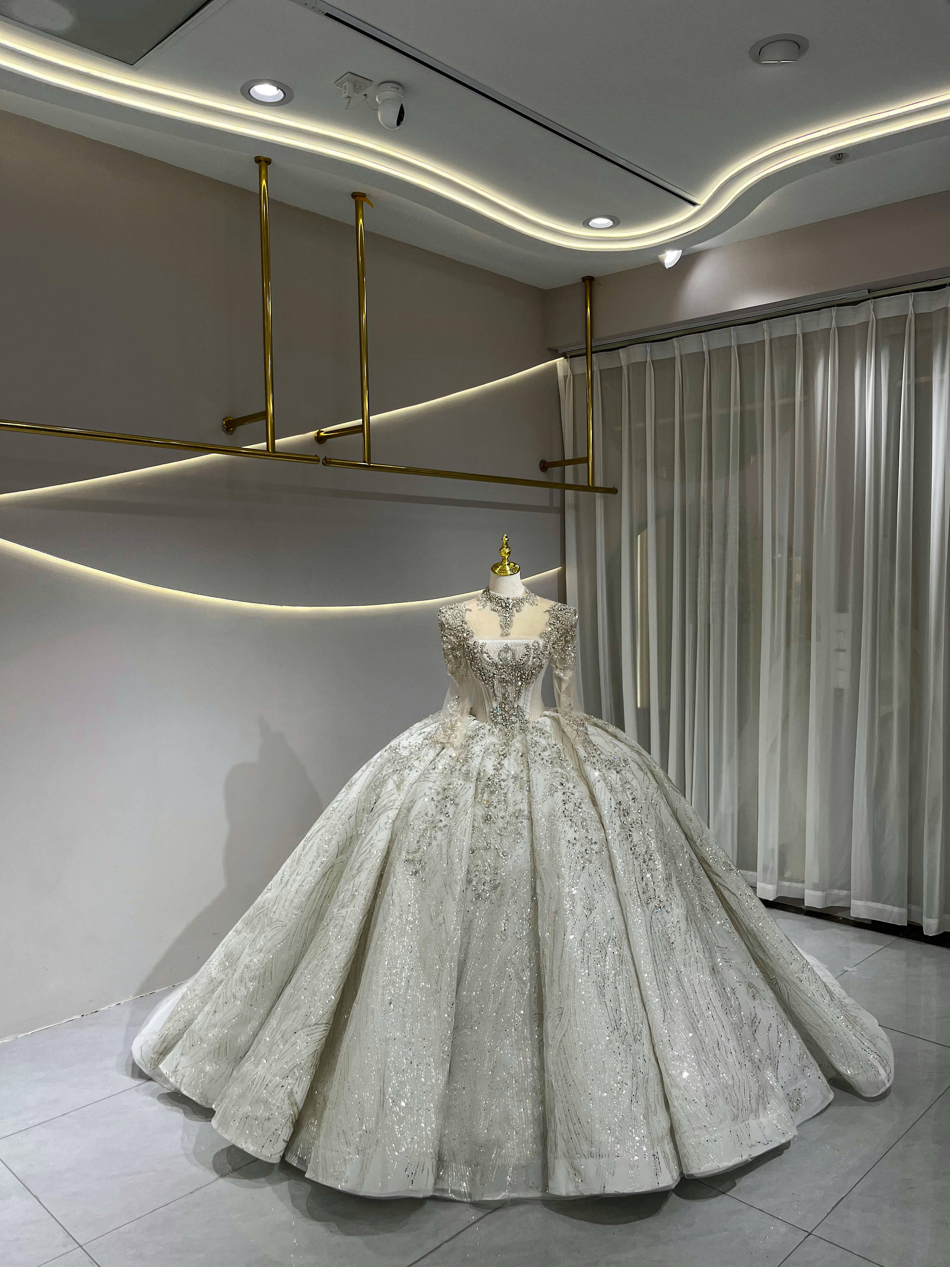 絶対後悔しない　編みあげ　スクエアネック　華やかな　長袖　豪華フレアスカート　ビジュー　ウェディング結婚式サイズオーダー