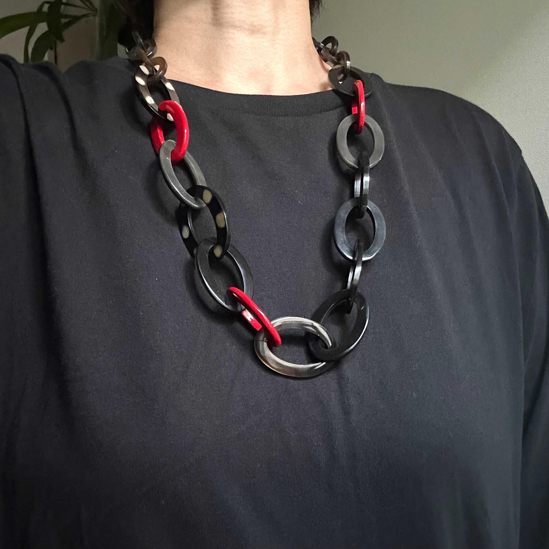 ドット&レッドオーバル　バッファローホーンネックレス　水牛　天然素材　軽量