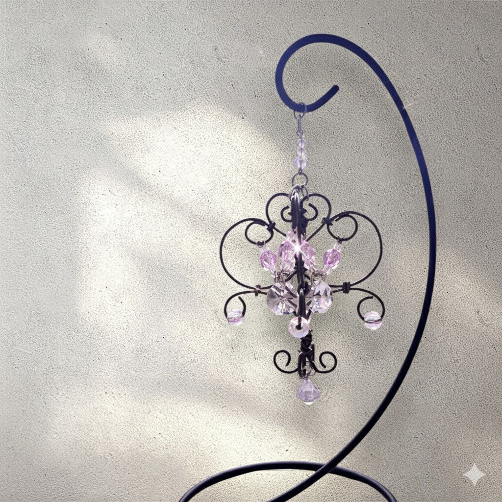 アイアン調のスタンド付き　煌めくオーナメント　ミニシャンデリア  LEDディスプレイライト付き　【再販なし】一点物