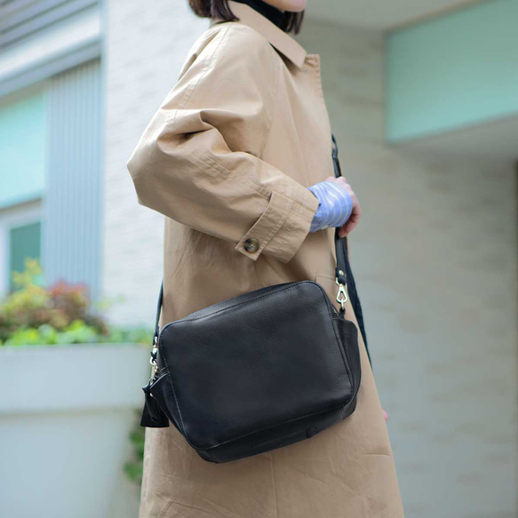 ブラック　ショルダーバッグ お洒落 25cm シンセティックレザー型押しミニショルダーバッグ｜メンズファッション