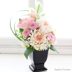 ☆プリザーブドフラワー 仏花＜コト Ｍサイズ＞ ピンク 菊【お供え 花】黒花器 2枚目の画像