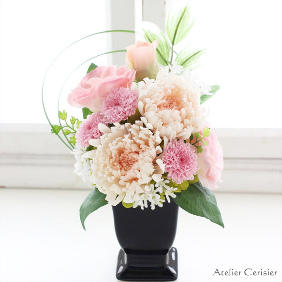 ☆プリザーブドフラワー 仏花＜コト Ｍサイズ＞ ピンク 菊【お供え 花】黒花器 1枚目の画像