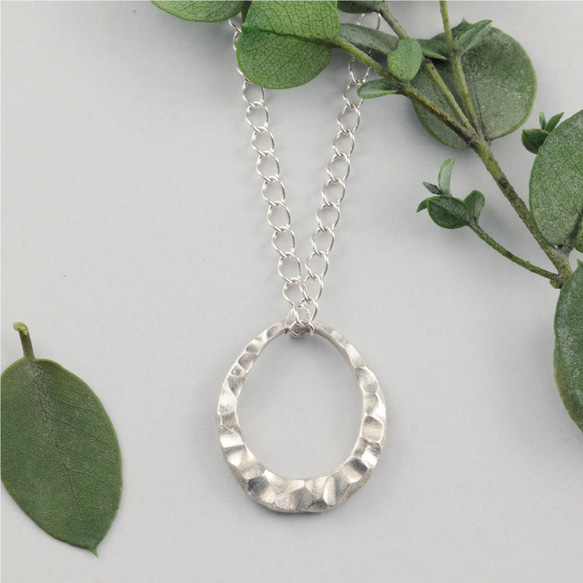 厚手の服でも着けられるロングネックレス】シルバー925 湾曲 槌目