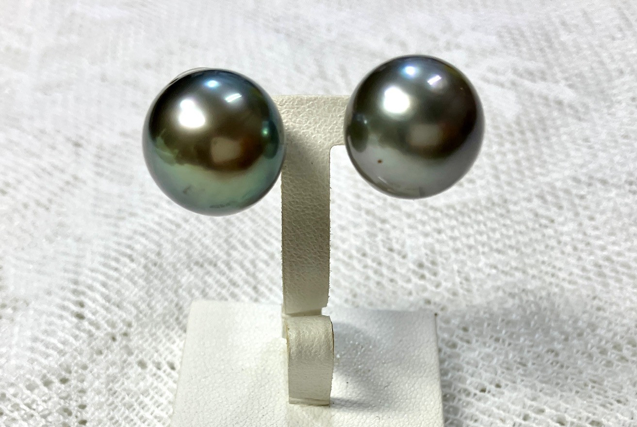 南洋真珠黒のピアス　16㍉　真円　大きなキャッチ付