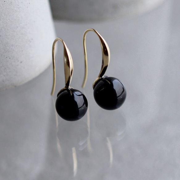 漆黒の煌めき オニキスのフックピアス 1枚目の画像