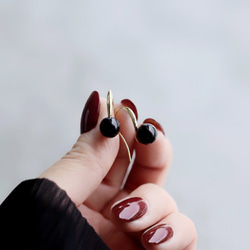 漆黒の煌めき オニキスのフックピアス 2枚目の画像