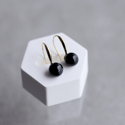 漆黒の煌めき オニキスのフックピアス 7枚目の画像