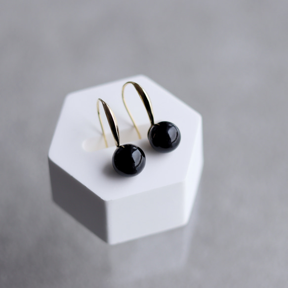 漆黒の煌めき オニキスのフックピアス 7枚目の画像