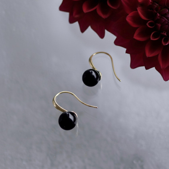 漆黒の煌めき オニキスのフックピアス 6枚目の画像