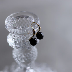 漆黒の煌めき オニキスのフックピアス 5枚目の画像