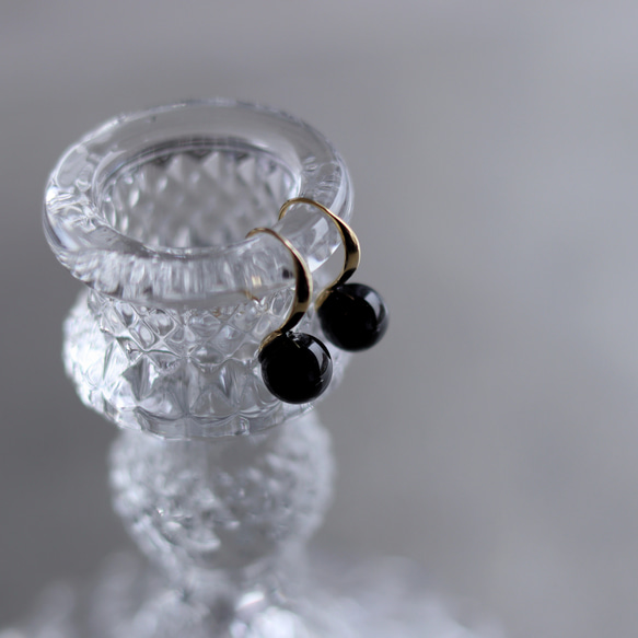 漆黒の煌めき オニキスのフックピアス 5枚目の画像