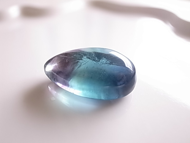 エメラルドの光　フローライト　発光　内モンゴル産　ルース　天然石