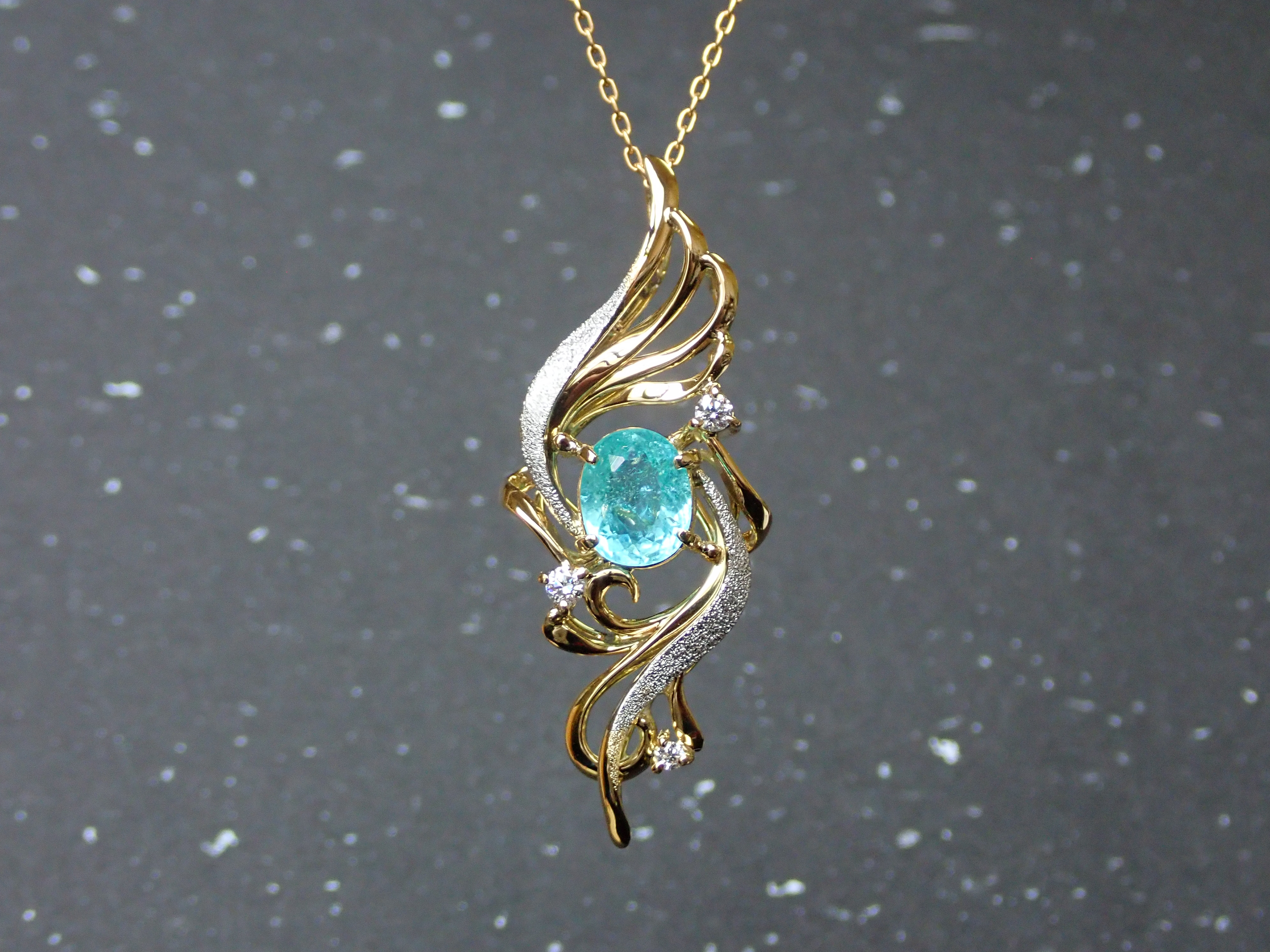 パライバトルマリン１カラットアップ　「火の鳥」　ペンダントトップ　イエローゴールド、プラチナコンビ　ダイヤモンド入り