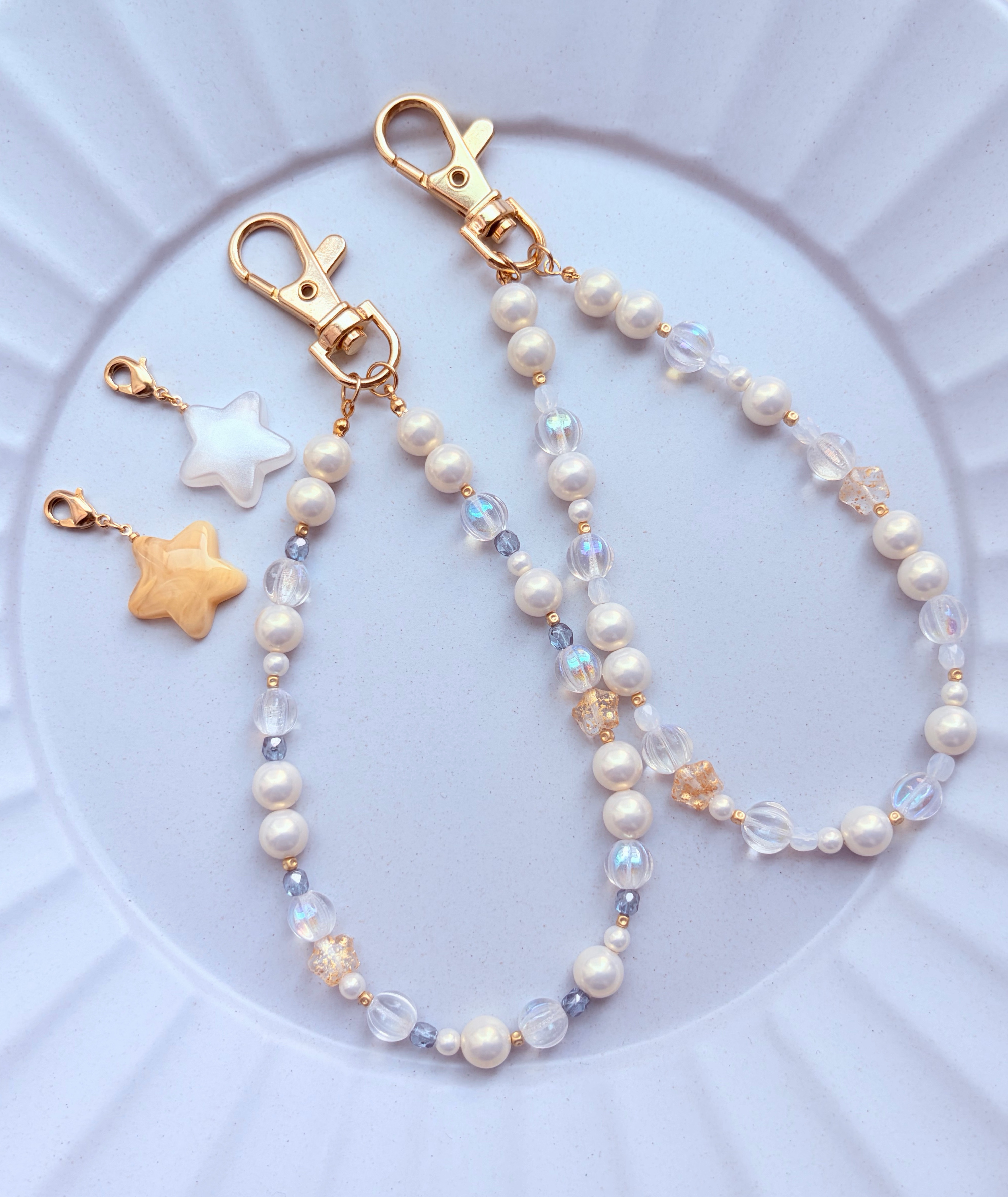 星のチャーム付き シルキーパールとチェコビーズのストラップ 携帯