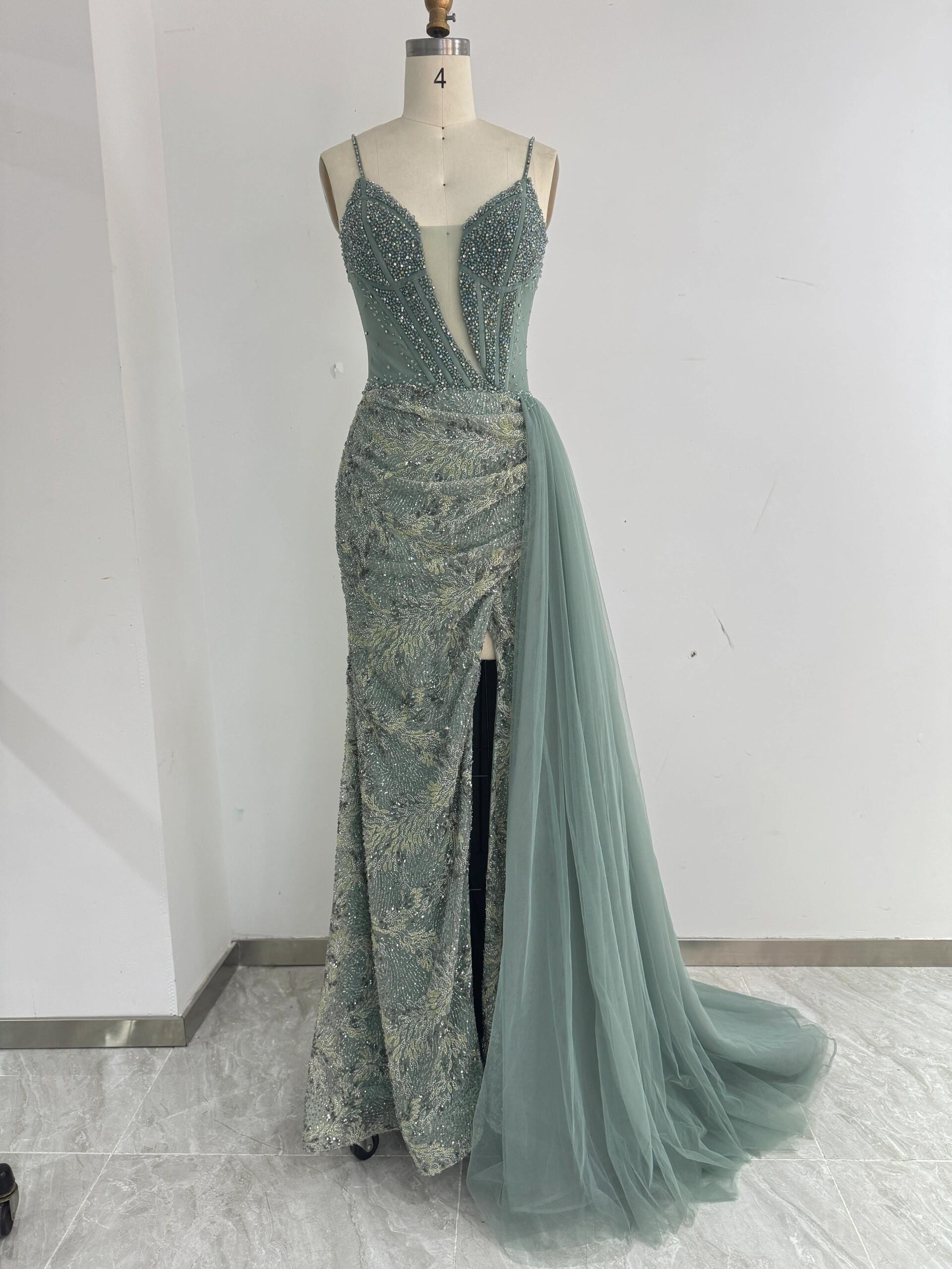 高級感溢れる　ふわふわチュール　可愛い　海外挙式　本命ドレス制作　アシメドレス　パーティードレス　カラードレスウェディン